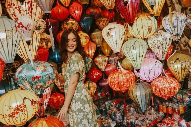 Hoi An Lantern Shop & Boat Photoshoot – Night Experience - How crowds and rain can affect your session