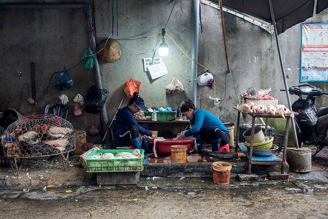 Into the Thieves Market Hanoi Photo Tour - Stop in the market’s heart: light that changes every few steps
