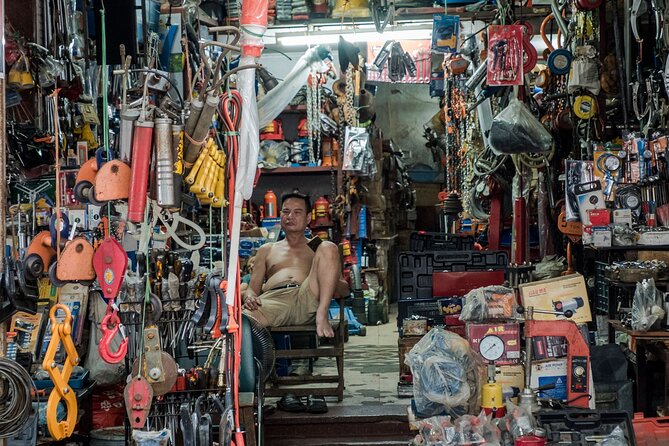 Into the Thieves Market Hanoi Photo Tour - Meeting around 8:30 and what the first minutes teach you