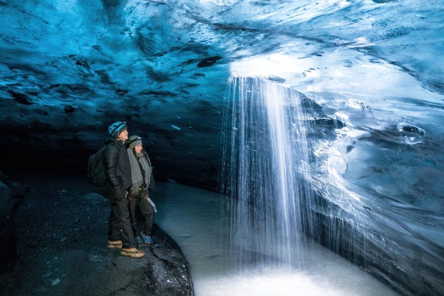 Jökulsárlón: Glacier Hike, Ice Cave, and Photoshoot Package - Small group size: why 10 people matters on ice