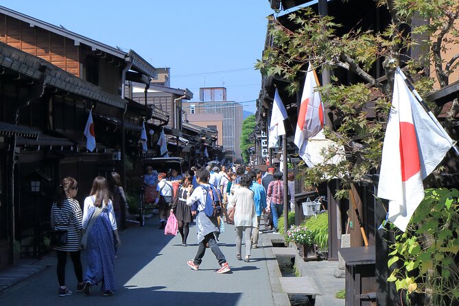 Kanazawa and Shirakawago/Photoshoot by professional photographer - Kenrokuen Garden and Kanazawa Castle: the classic Kanazawa duo