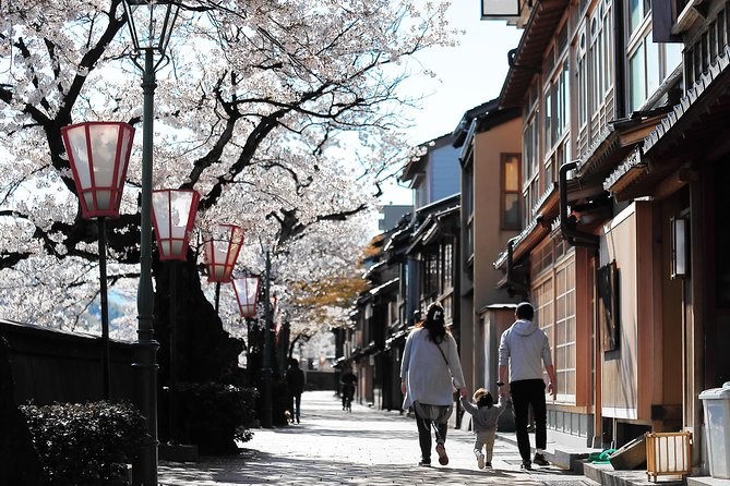Kanazawa private 1 day/Photoshoot by professional photographer - Omicho Market: where lunch can become part of the story