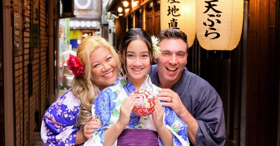 Kimono photoshoot-Includes 100 photo data - Shinsaibashi Photo Stops: Old Buildings, Shrines, and Better Angles