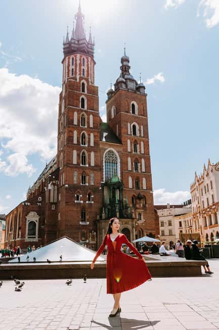 Krakow: Old Town Photoshoot with a Local Photographer - Meeting Mariacki Square and getting into photo mode fast