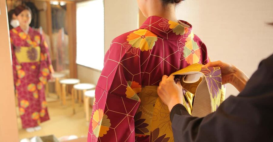 Kyoto : Kiyomizu-dera Temple : kimono and Indoor photo shoot - The indoor photo shoot: sliding doors and photo-friendly posing