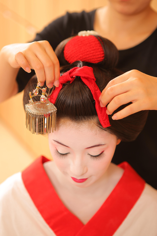Kyoto: Maiko Makeover and Photoshoot Experience - Makeup and Hair: White Makeup Is Optional, and False Lashes Can Be Skipped