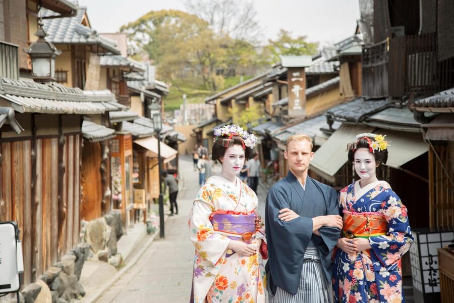 Kyoto: Maiko Makeover and Photoshoot Experience - Your Free 10-Minute Self Session and Optional Strolling Outside