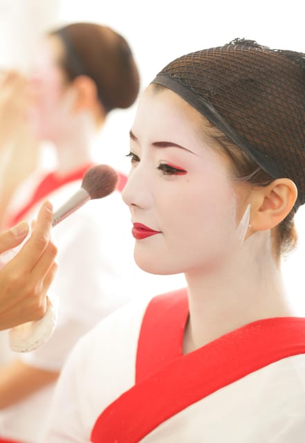 Kyoto: Maiko Makeover and Photoshoot Experience - Kimono Picking: 100 Choices and How Dressing Works