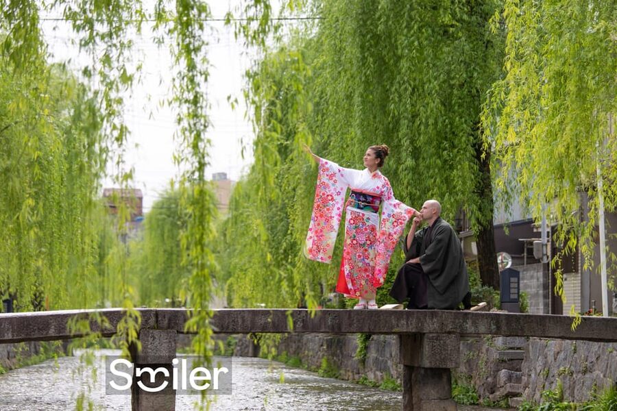 Kyoto: Private romantic photoshoot for couples - How Your Photographer Turns Yasaka Into Romantic Photos