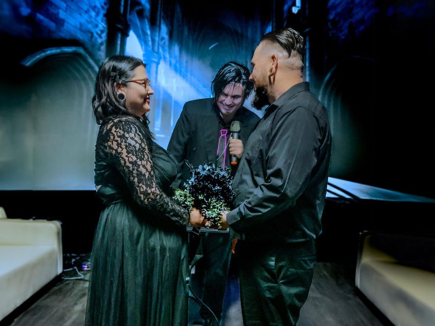 Las Vegas: Haunted House Wedding Ceremony + Photography - The Ceremony Flow: Check-In to Vows to Photo Time