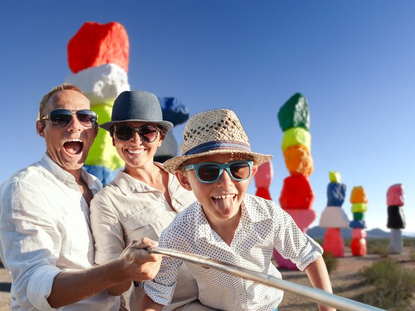 Las Vegas: Las Vegas Sign + 7 Magic Mountains + Photoshoot - A Mini Professional Photoshoot Plus 15 Candid Digital Shots