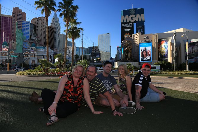 Las Vegas Photo Tour by Luxurious Vehicle - The Vegas sign stop: 10 minutes to make it iconic