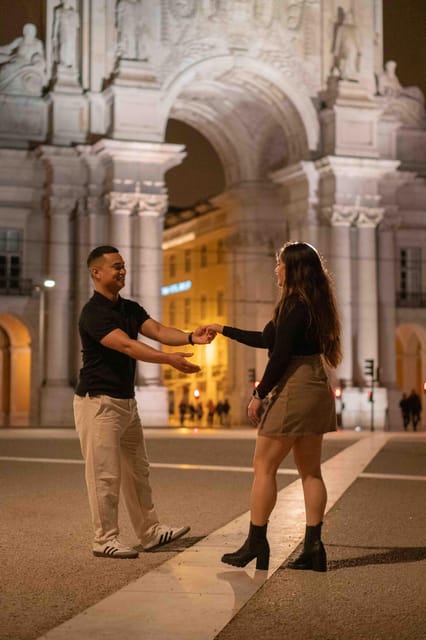 Lisbon lights: A Cinematic Photoshoot at night - Meeting at the statue: how the night starts