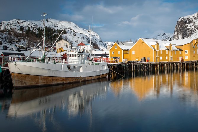 Lofoten Highlights Photo Tour - Henningsvær & Haukland - Haukland Beach: Famous Sand, Sea Color, and the Quick Composure Challenge
