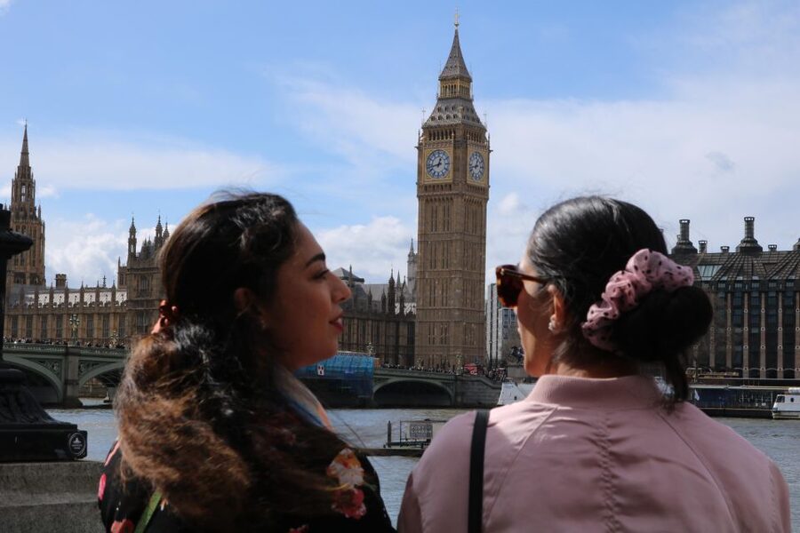 London: Insta Worthy Photoshoot Tour (customisable) - What you get: unlimited photos, 48-hour delivery, and the 10-edits system