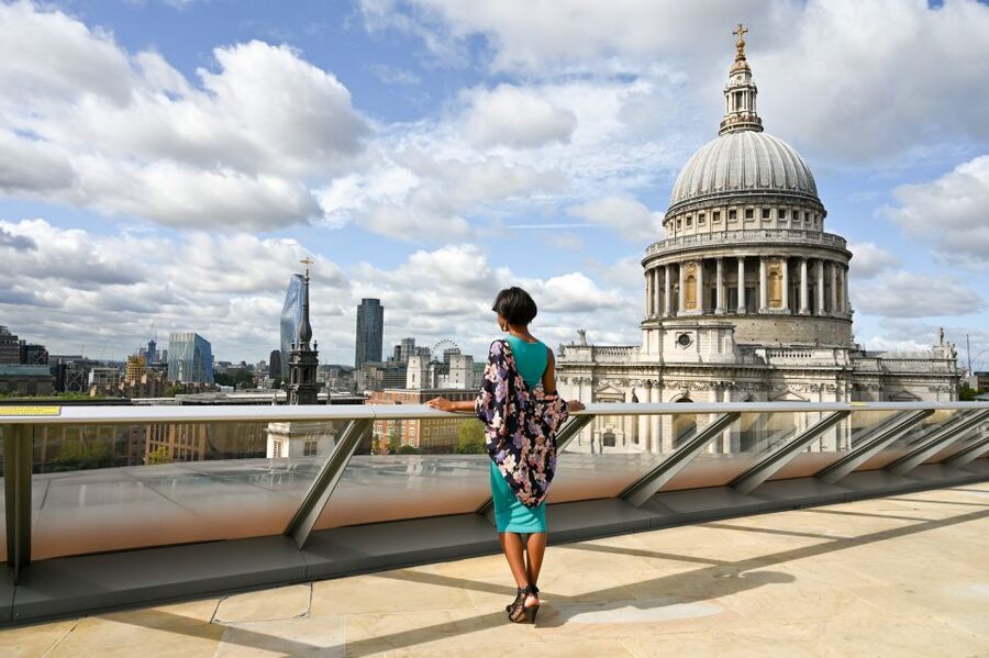 London: Professional Private Photoshoot and Edited Photos - Tower Bridge and River Thames Views: How the 30-Minute Walk Helps