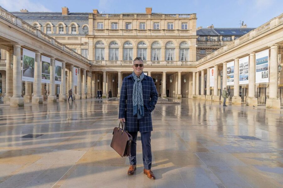 Louvre area photo shoot by Paris photographer - What this Louvre photo tour is really like (in 25 minutes)