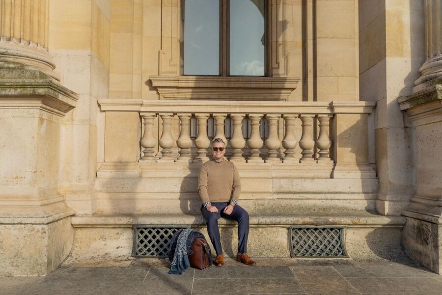 Louvre area photo shoot by Paris photographer - Why the private format makes your photos look better