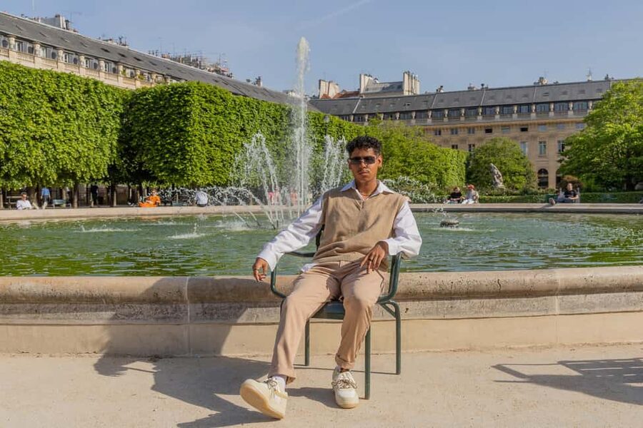 Louvre area photo shoot by Paris photographer - Languages and comfort: your guide meets you where you are