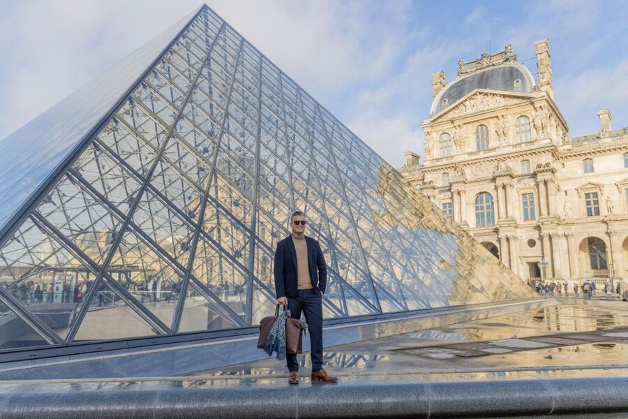 Louvre area photo shoot by Paris photographer - Who should book this Louvre photoshoot?