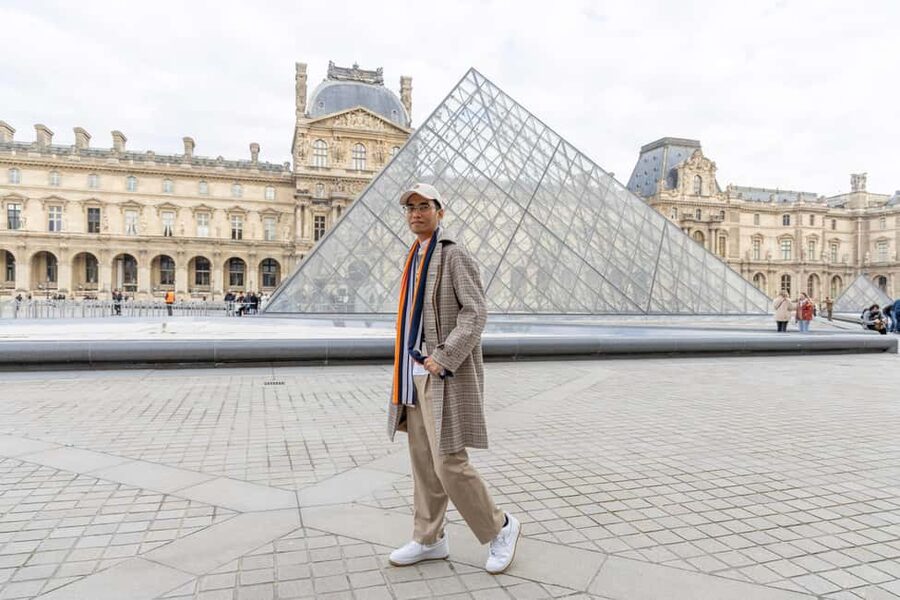 Louvre area photo shoot by Paris photographer - Should you book? My straight answer