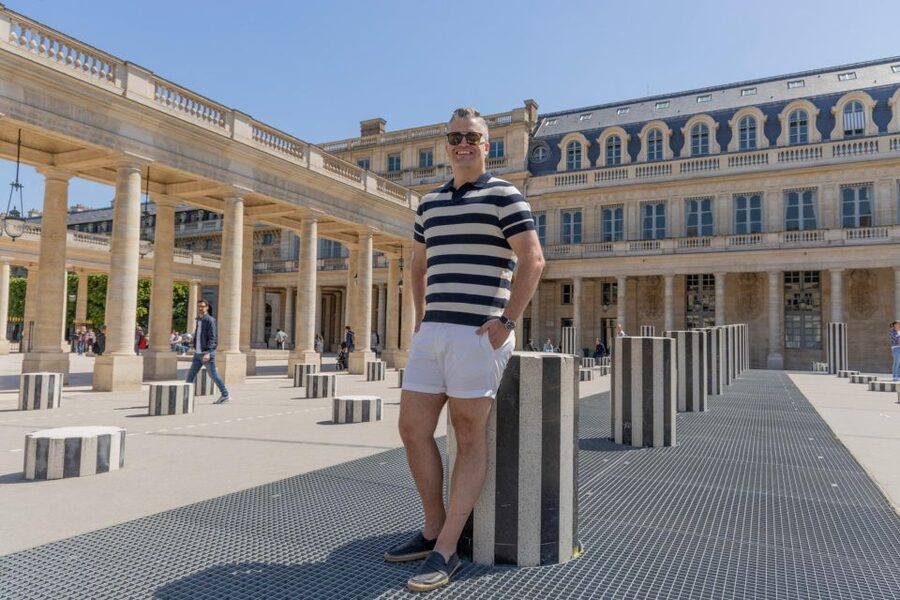 Louvre area photo shoot by Paris photographer - The route: Palais-Royal first, then the Louvre pyramid