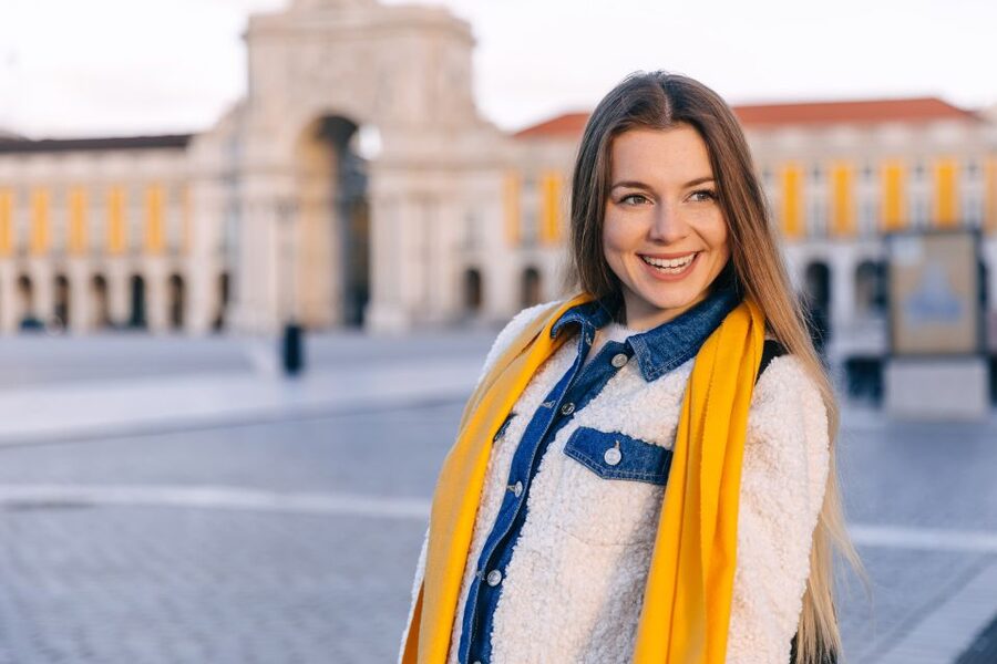 Loving Lisbon: Capture Your Memories with a Photoshoot! - Meeting below Rua Augusta Arch: finding it is half the job