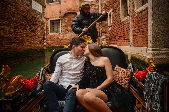 Luxurious Photoshoot in Venice - Where You Meet at Ponte di Rialto (and Why That Location Works)