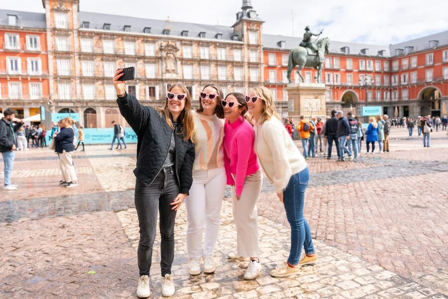 Madrid: Professional photoshoot at The Royal Palace - The Royal Palace backdrop: facade drama and garden-friendly angles
