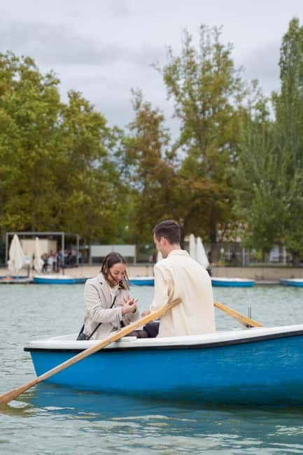 Madrid: Professional photoshoot in the Retiro park - Meeting at Puerta de Alcalá, then heading into Retiro’s photo-friendly world