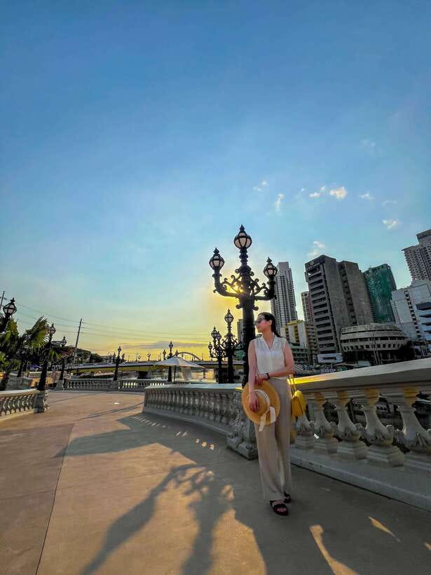 Manila One-on-One Walking Tour with Mobile Photography - Pasig River Esplanade: Finishing Strong With City-and-River Views