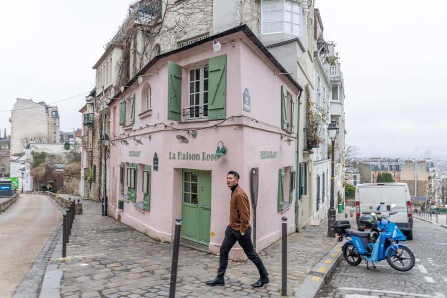 Montmartre Sacre Coeur area photoshoot by Paris photographer - Photos you actually receive: 200+ original high-res JPEGs, fast