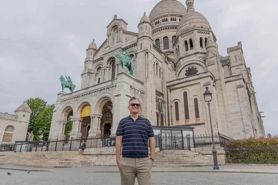 Montmartre Sacre Coeur area photoshoot by Paris photographer - A few smart ways to get better photos in 25 minutes