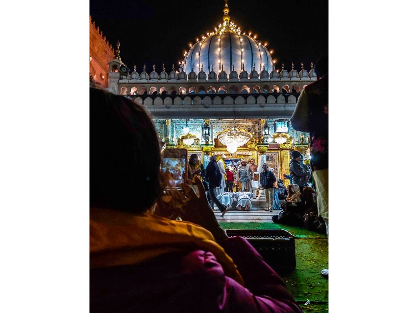 New Delhi: Guided Night Photography & Heritage Tour of Delhi - Gurudwara Bangla Sahib: an ending that still feels spiritual