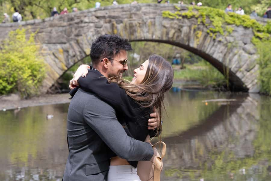 New York: Photoshoot in NYC Central Park 5th Ave - Starting at The Plaza Hotel: a landmark meetup that helps your photos