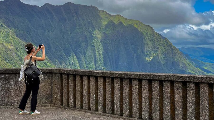 Oahu: Full-Day Guided Hawaiian Food and Photo Tour - Traditional Hawaiian Food Sampling: The Family-Style Moment