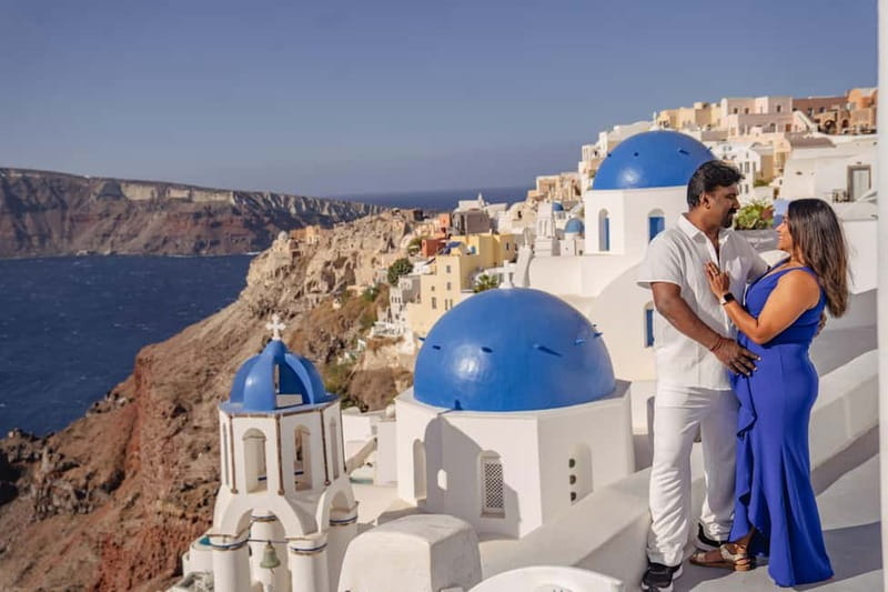 Oia: Couple Photoshoot Seprate Entrance to Blue Dome - What a 30-minute private photoshoot actually means in practice