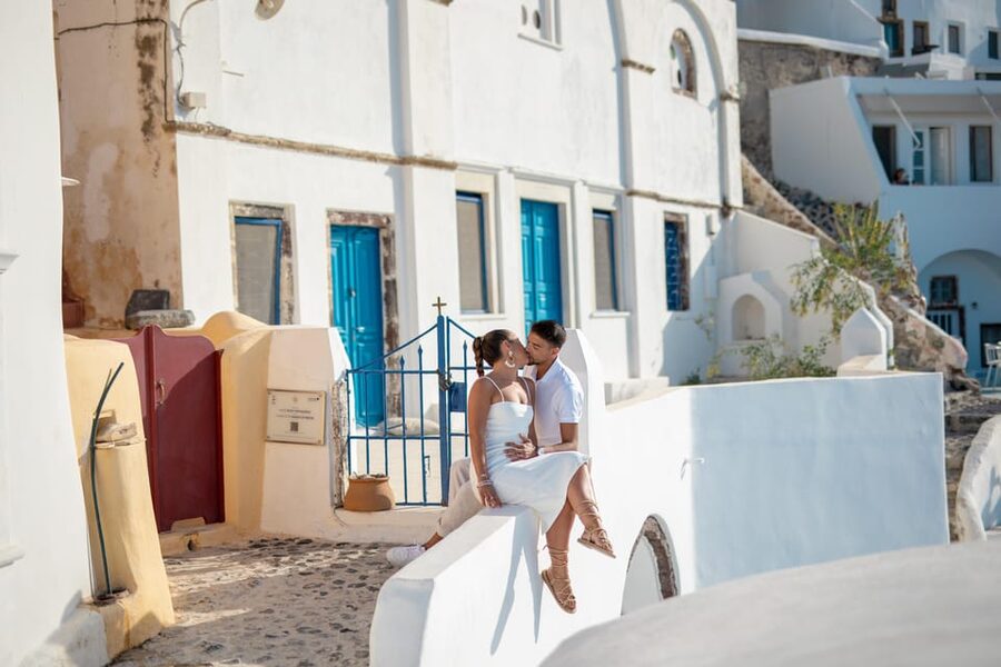 Oia: Couple photoshoot with 30 edited Photos - The quick hit: what makes this Oia shoot worth it