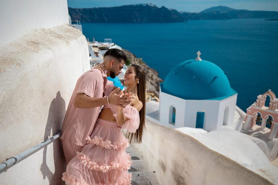 Oia: Couple photoshoot with 30 edited Photos - Why a private Oia photoshoot beats hunting for your own angle