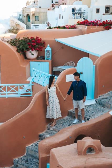 Oia: Couple photoshoot with 30 edited Photos - Skipping the crowd without skipping the magic