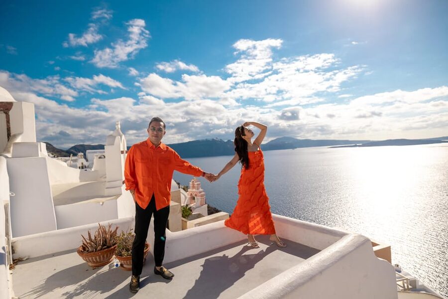 Oia: Couple photoshoot with 30 edited Photos - What to bring (and what usually trips people up in Oia)