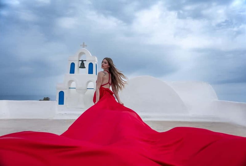 Oía: Santorini Professional Photoshoot with Edited Photos - How Shaqayeq Farhang finds angles that tourists miss