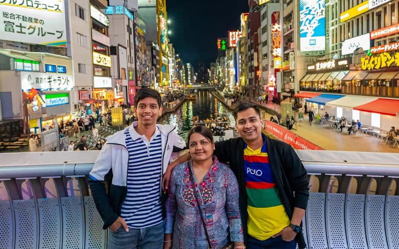 Osaka: Private Vibrant Nighttime Photoshoot (Dotonbori) - Meeting point and how the walk usually feels