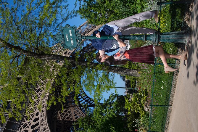 Paris 2-Hour Eiffel Tower Walking Tour with Professional Photo Shoot - Île aux Cygnes (Isle of the Swans): Short Stop, Different Perspective