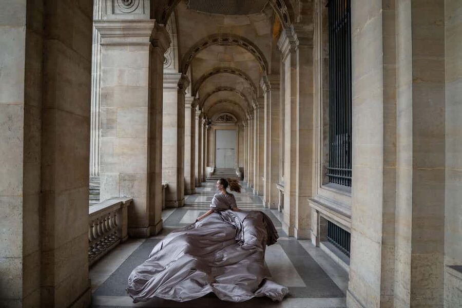Paris: Eiffel Tower Flying-Dress Photoshoot jonadress - Posing help that focuses on results, not awkwardness