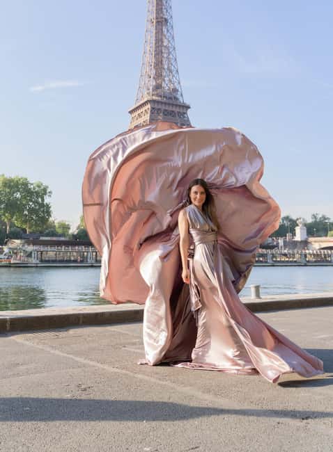 Paris: Eiffel Tower Flying-Dress Photoshoot jonadress - Pont dIéna meet-up to Trocadéro: getting the Eiffel Tower in the frame