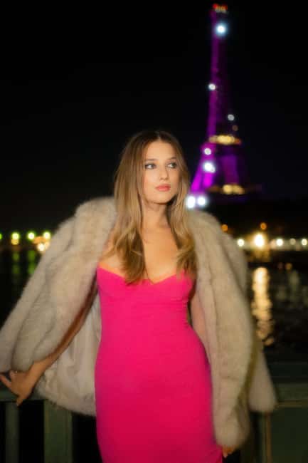 Paris: Eiffel Tower Night Photoshoot with 20 High End Edits - 45 minutes of posing guidance that actually helps
