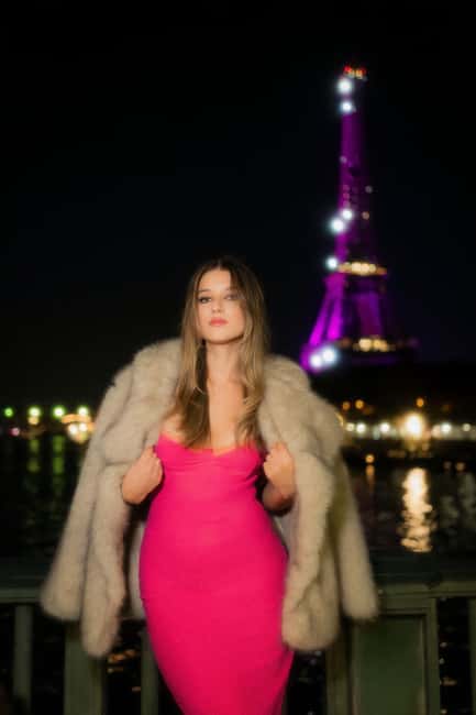 Paris: Eiffel Tower Night Photoshoot with 20 High End Edits - Who this photoshoot suits best