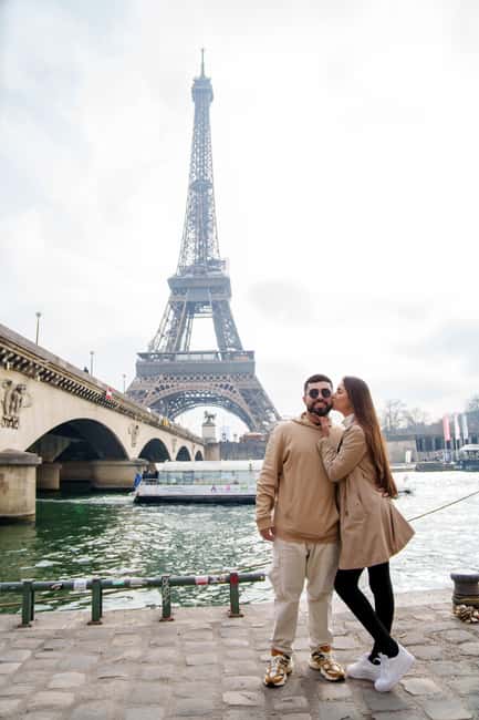 Paris: Eiffel Tower Photoshoot with a Professional - The meeting point: your best friend is being early