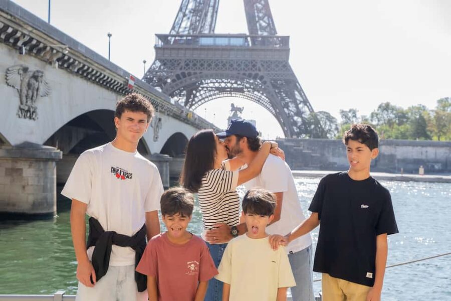 Paris: Eiffel Tower Premium Photoshoot - The 1st Arrondissement Stop: Walking Gives You Better Variety